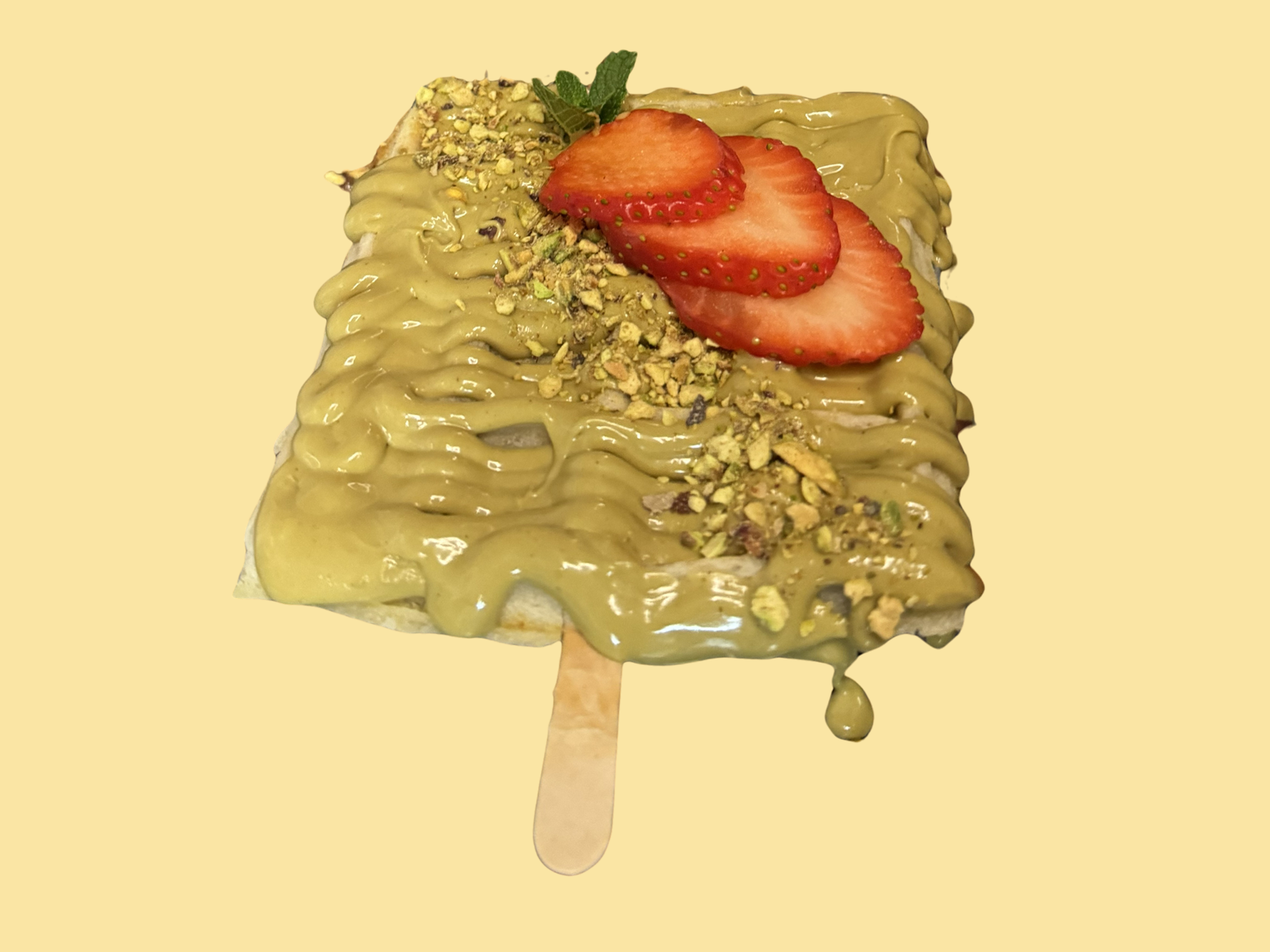 Гофрета пистачио топинг, ягоди, натрошен шамфъстък